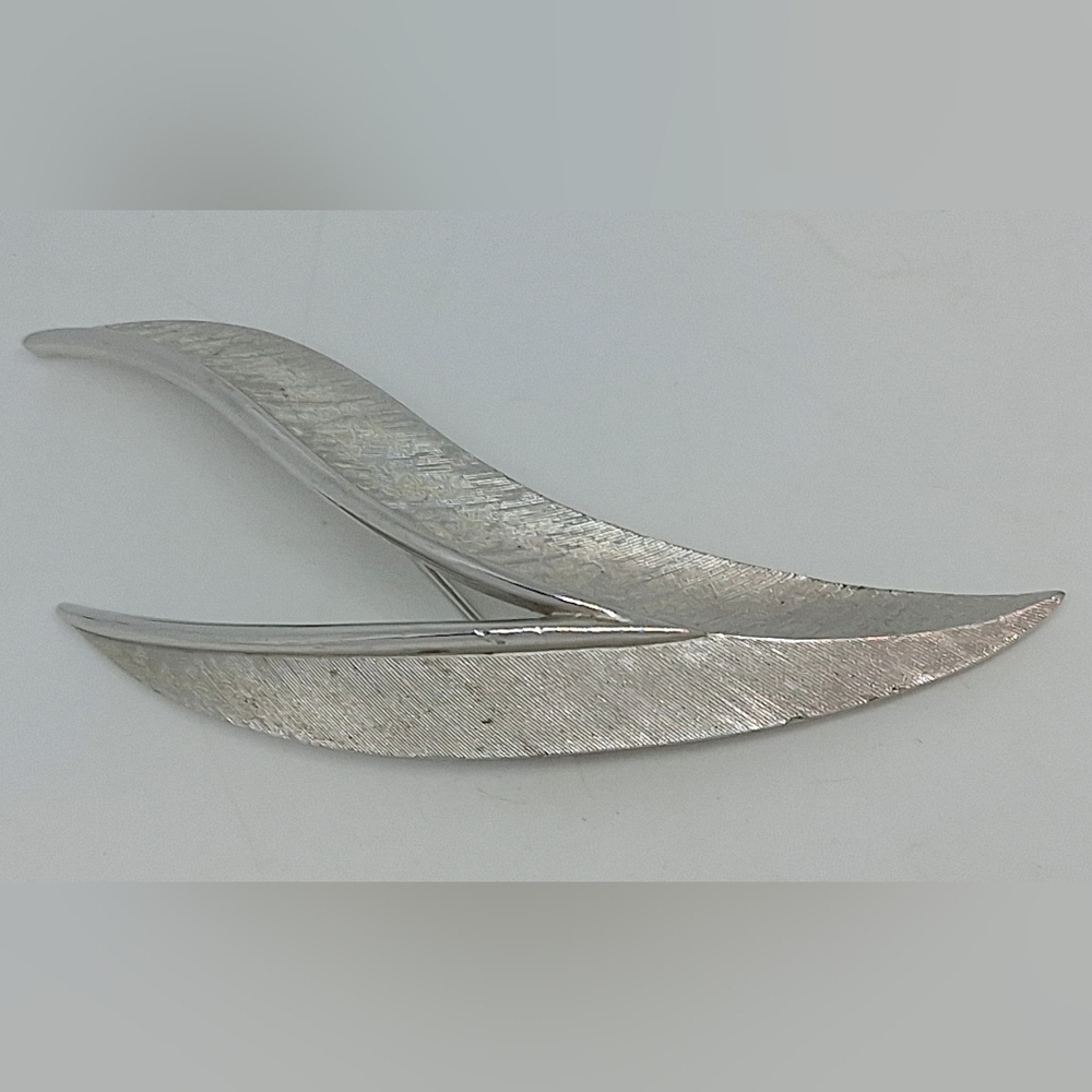 * Vintage Crown Trifari Abstract Silver Tone Leaves Pin Brooch